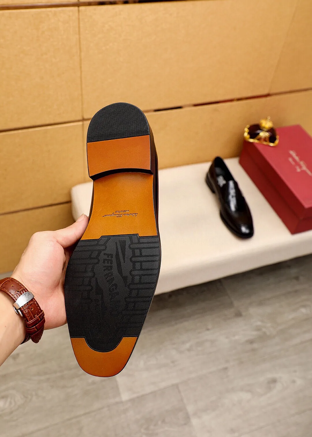Men's shoes 💰400 💐 Product trademark: Ferragamo "Ferragamo" casual leather shoes Regular size: 39-44 (38.45.46🉑️Customized) Product materials: Selected imported open-edge beaded calfskin upper + classic hardware buckle, imported pig leather lining. Strong three-dimensional visual effect, non-slip and wear-resistant combination outsole Color: 1⃣️color optional